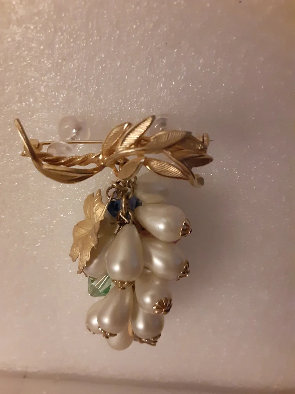 Hanging Gold-Tone Pearl Cluster Brooch with Crystal Accents - Picture 2 of 3